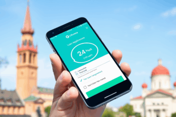 Žmogus naudojasi mobiliąja programėle paskolos gavimui